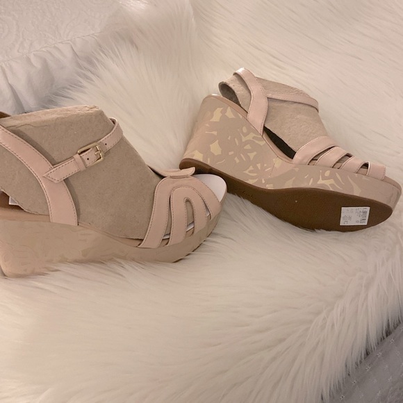 Wedges color Nude ….